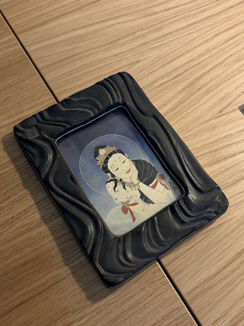 Vintage Decorative Picture Frame (Category: Frames & Pictures) located in Manila. Submitted by arelsnts (Listing ID 1423168274, Image 3). Description: - Decorative picture frame - Features a unique, wave-like design - Dark-colored frame - Meetup available at SM North EDSA Transport Terminal, Quezon City Negotiable, just shoot me a message!.