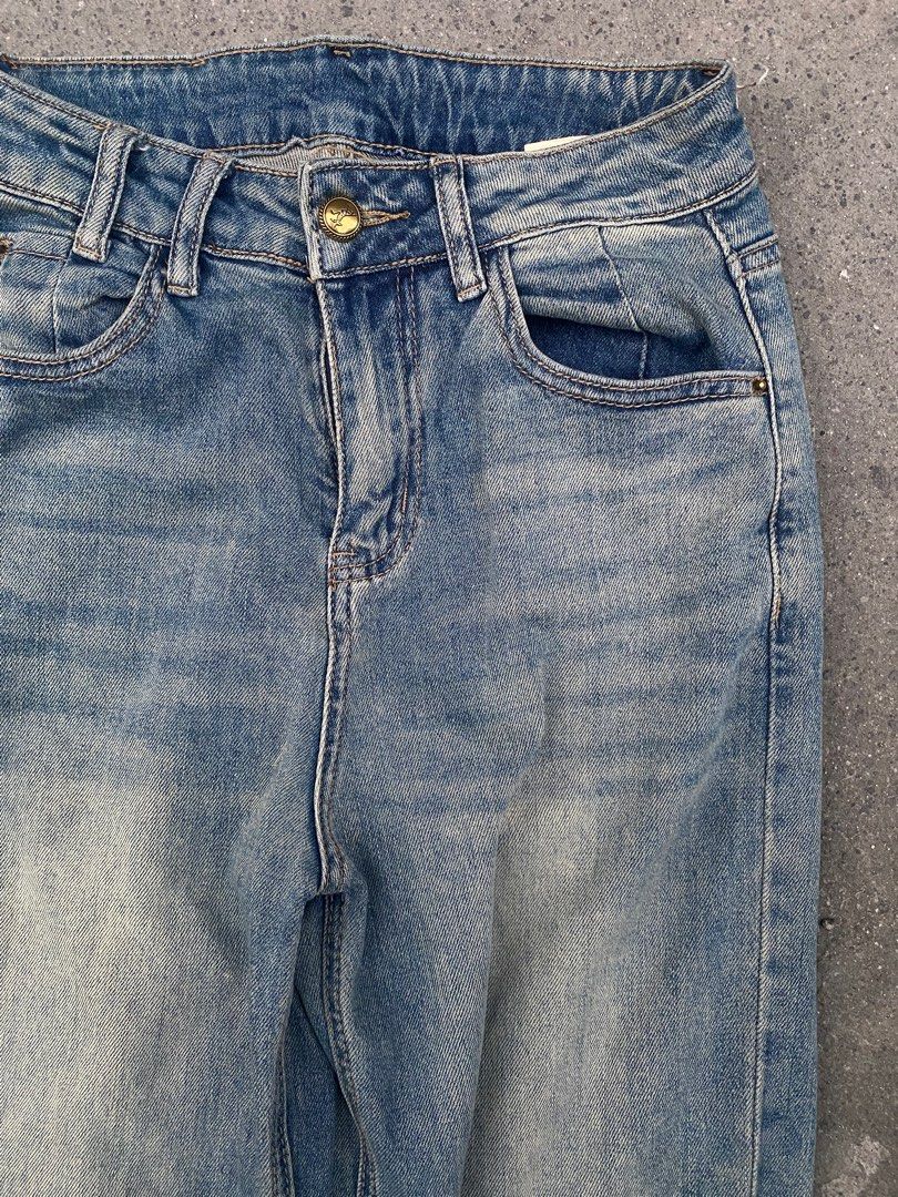 Women denim Pants (Category: Jeans) located in Caloocan City. Submitted by hustlenhunt (Listing ID 1423230870, Image 2). Description: Waist: 28 Length:41 Hem:9 No Issue: Unting tastas sa laylayan Condition:9/10.