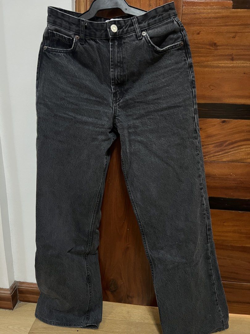 Zara Black Denim Jeans (Category: Jeans) located in Quezon City. Submitted by cheap.ukay (Listing ID 1423090980, Image 1). Description: - Zara black denim jeans - Button closure with Zara logo - Straight leg fit - Size: EUR 36, USA 4, MEX 26 - Waist: Approximately 32 inches - Inseam: Approximately 40 inches - Made in Turkey Location novaliches Qc, buyer to shoulder shipping.