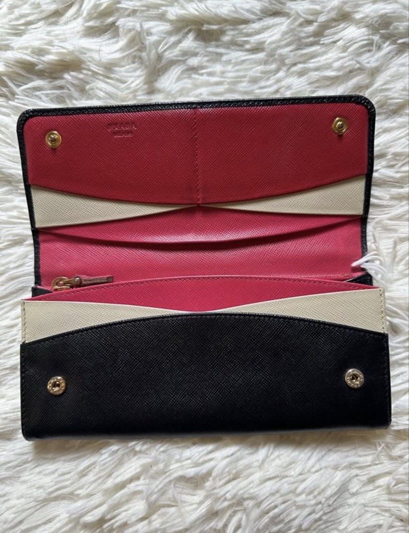 💯% AUTHENTIC Prada Saffiano Leather Wallet (Category: Luxury Bags & Wallets) located in Cainta. Submitted by Micks81StorePH (Listing ID 1423399855, Image 2). Description: I bought it in Japan.🇯🇵.
