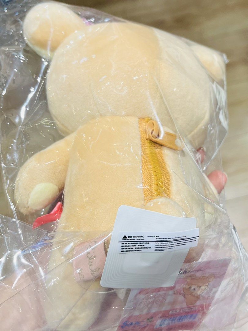 現貨🐻鬆弛熊毛公仔🎁正版 SANRIO SANX 牛奶熊公仔 熊仔擺設 室內家居辦公室書枱 裝飾 生日禮物 結婚公仔 結婚公仔 新年禮物 賀年禮物 結婚禮物 限量珍藏收 RELAX BEAR DOLL CHRISTMAS BIRTHDAY WEDDING GIFT Rilakkuma Plush Toy with Bows （分類：絨毛玩具）位於 Hong Kong。 由 swroom 提交（商品編號 1423279981，圖片 2）。簡介： 🚚 🎁 只限郵寄運送 🎁 ▫️▫️商品詳情▫️▫️ 💖 $299, 全新未開封 ❣️ 節日銷情迅速請早訂購售完即止❣️ 🛍更多最新禮品玩具 follow us ： carousell.com/swroom ▫️▫️購買付款詳情 ▫️▫️ 📥 請 INBOX PM下單購買須提供以下資料 ： 1. 選擇付款方式 : PAYME / FPS / ALIPAYHK 2. 郵寄方式： 📦 SF順豐到付 - 收貨時付運費 📦 ( 一般情況 