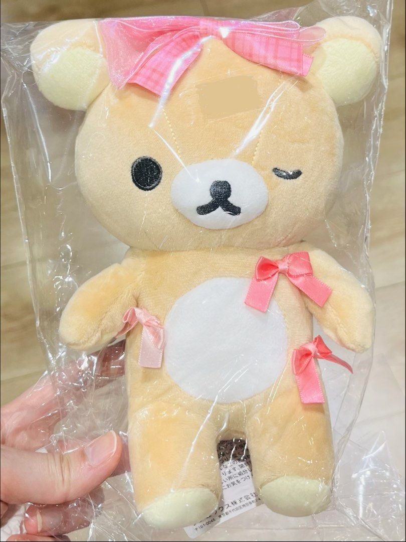 現貨🐻鬆弛熊毛公仔🎁正版 SANRIO SANX 牛奶熊公仔 熊仔擺設 室內家居辦公室書枱 裝飾 生日禮物 結婚公仔 結婚公仔 新年禮物 賀年禮物 結婚禮物 限量珍藏收 RELAX BEAR DOLL CHRISTMAS BIRTHDAY WEDDING GIFT Rilakkuma Plush Toy with Bows （分類：絨毛玩具）位於 Hong Kong。 由 swroom 提交（商品編號 1423279981，圖片 1）。簡介： 🚚 🎁 只限郵寄運送 🎁 ▫️▫️商品詳情▫️▫️ 💖 $299, 全新未開封 ❣️ 節日銷情迅速請早訂購售完即止❣️ 🛍更多最新禮品玩具 follow us ： carousell.com/swroom ▫️▫️購買付款詳情 ▫️▫️ 📥 請 INBOX PM下單購買須提供以下資料 ： 1. 選擇付款方式 : PAYME / FPS / ALIPAYHK 2. 郵寄方式： 📦 SF順豐到付 - 收貨時付運費 📦 ( 一般情況 