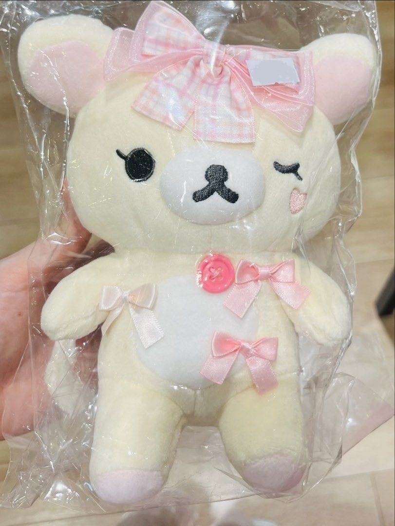 現貨🐻牛奶熊毛公仔🎁正版 SANRIO SANX 牛奶熊公仔 熊仔擺設 室內家居辦公室書枱 裝飾 生日禮物 結婚公仔 結婚公仔 新年禮物 賀年禮物 結婚禮物 限量珍藏收 RELAX BEAR DOLL CHRISTMAS BIRTHDAY WEDDING GIFT Rilakkuma Plush Toy with Bows （分類：嬰兒玩具）位於 Hong Kong。 由 swroom 提交（商品編號 1423310644，圖片 1）。簡介： 🚚 🎁 只限郵寄運送 🎁 ▫️▫️商品詳情▫️▫️ 💖 $299個，全新未開封 ❣️ 節日銷情迅速請早訂購售完即止❣️ 🛍更多最新禮品玩具 follow us ： carousell.com/swroom ▫️▫️購買付款詳情 ▫️▫️ 📥 請 INBOX PM下單購買須提供以下資料 ： 1. 選擇付款方式 : PAYME / FPS / ALIPAYHK 2. 郵寄方式： 📦 SF順豐到付 - 收貨時付運費 📦 ( 一般情況 