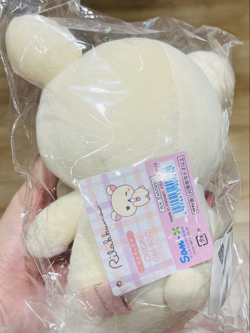 現貨🐻牛奶熊毛公仔🎁正版 SANRIO SANX 牛奶熊公仔 熊仔擺設 室內家居辦公室書枱 裝飾 生日禮物 結婚公仔 結婚公仔 新年禮物 賀年禮物 結婚禮物 限量珍藏收 RELAX BEAR DOLL CHRISTMAS BIRTHDAY WEDDING GIFT Rilakkuma Plush Toy with Bows （分類：嬰兒玩具）位於 Hong Kong。 由 swroom 提交（商品編號 1423310644，圖片 2）。簡介： 🚚 🎁 只限郵寄運送 🎁 ▫️▫️商品詳情▫️▫️ 💖 $299個，全新未開封 ❣️ 節日銷情迅速請早訂購售完即止❣️ 🛍更多最新禮品玩具 follow us ： carousell.com/swroom ▫️▫️購買付款詳情 ▫️▫️ 📥 請 INBOX PM下單購買須提供以下資料 ： 1. 選擇付款方式 : PAYME / FPS / ALIPAYHK 2. 郵寄方式： 📦 SF順豐到付 - 收貨時付運費 📦 ( 一般情況 