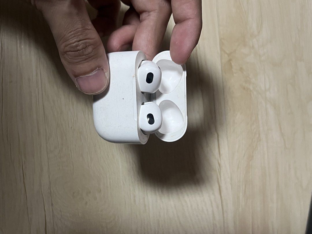 Apple AirPods 3rd Generation (Category: Earphones) located in Taguig. Submitted by sanziago (Listing ID 1423402875, Image 2). Description: Apple Airpods 3rd Gen Authentic Airpods and Case Only Issue : Mahina yung volume ng airpod kayo nalang magpaayos .