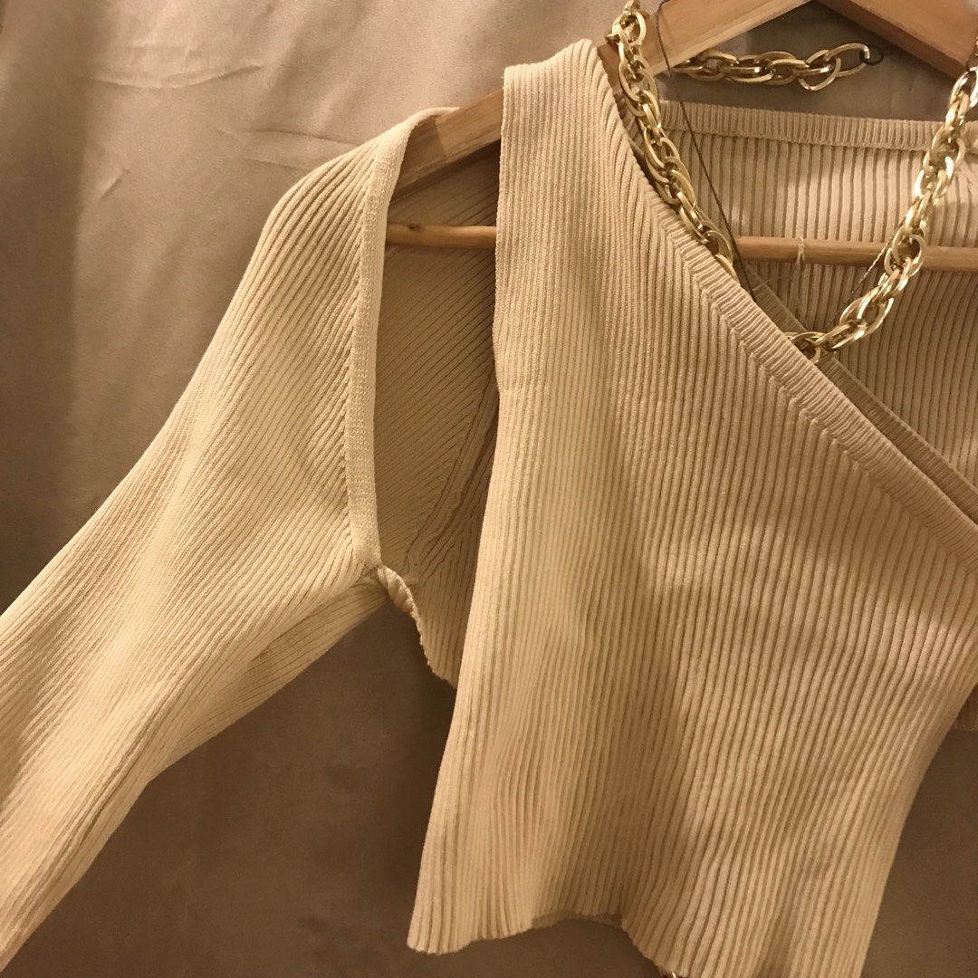 Beige Ribbed Top with Detachable Sleeves (Category: Blouses) located in Manila. Submitted by 414studio (Listing ID 1423387269, Image 3). Description: 2 way (set) Bought in Bangkok Brand new/ never worn high quality Shipping: Lalamove/Gogoxpress.