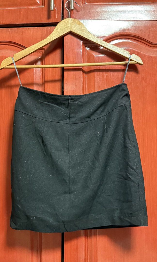 Black formal/event skirt (Category: Skirts) located in Amadeo. Submitted by beaflr (Listing ID 1423406807, Image 3). Description: Size 26-27.