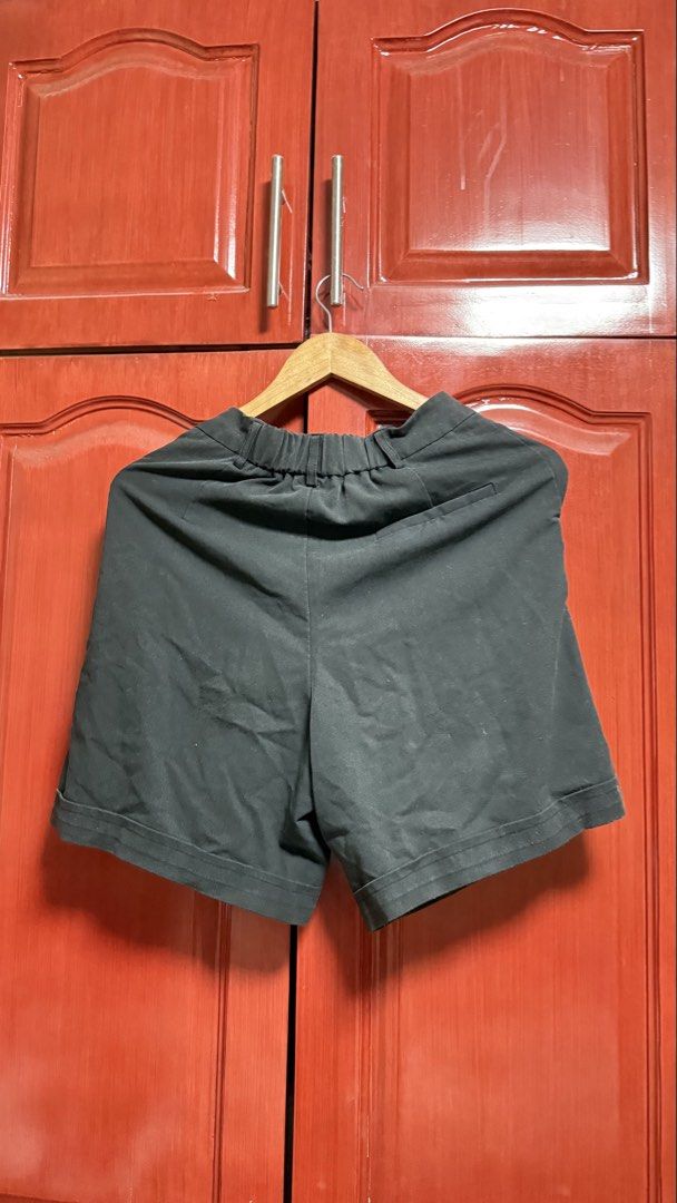 Black Shorts (Category: Shorts) located in Amadeo. Submitted by beaflr (Listing ID 1423406803, Image 2). Description: - Can fit to semi-med - Black pleated shorts - All Buttons working - Relaxed fit - Elastic waistband (back) - Ideal for casual wear .
