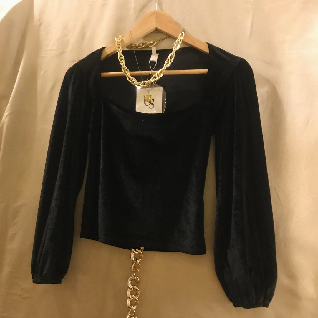 Black Velvet Top with Square Neckline (Category: Sleeveless) located in Manila. Submitted by 414studio (Listing ID 1423391943, Image 1). Description: Medium Classic black Light and stretchy velvet fabric Shipping: Lalamove/Gogoxpress Black velvet top - Square neckline - Long sleeves - Fitted silhouette - Brand: US - Great for night outs or special events - Versatile piece.