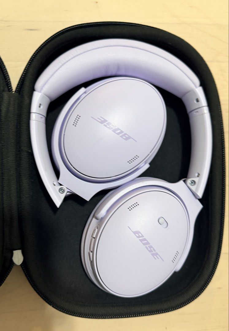 Bose QuietComfort 45 (GEN 2)無線降噪耳機 （分類：頭戴式/罩耳式耳機）位於 Hong Kong。 由 eclatise 提交（商品編號 1423368442，圖片 1）。簡介： -薰衣草紫色,耳機配有黑色便攜盒。 -耳罩和頭帶完好。 -只用咗一個月 -無充電線。