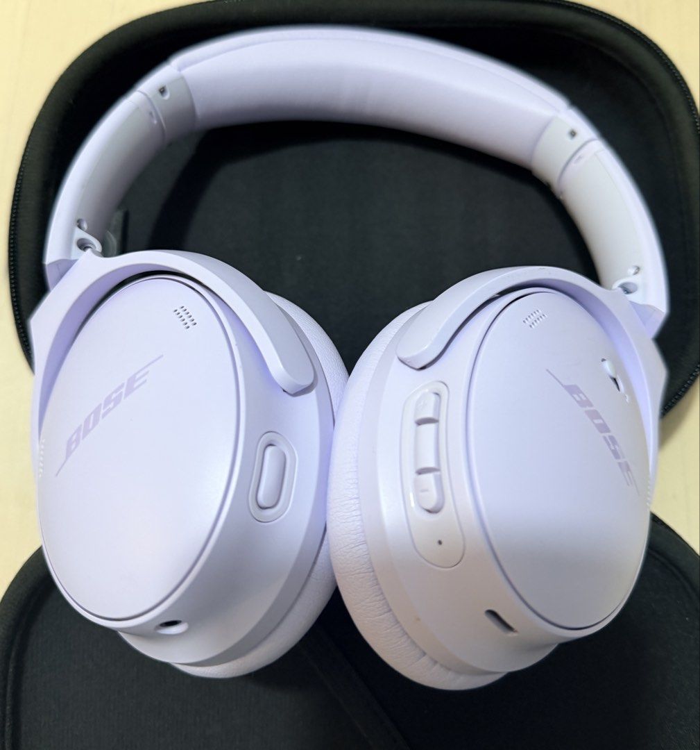 Bose QuietComfort 45 (GEN 2)無線降噪耳機 （分類：頭戴式/罩耳式耳機）位於 Hong Kong。 由 eclatise 提交（商品編號 1423368442，圖片 2）。簡介： -薰衣草紫色,耳機配有黑色便攜盒。 -耳罩和頭帶完好。 -只用咗一個月 -無充電線。