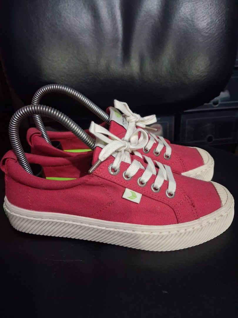 Cariuma Oca Low Red Canvas Sneakers (Category: Sneakers) located in Mandaluyong City. Submitted by daddyjpanlilio24 (Listing ID 1423393084, Image 1). Description: P 850+sf Cariuma OCA low canvas Size 5us womens Brand new condition Galing abroad sinukat lang hindi trip ni bunso No box No issue Mandaluyong Shipping/payment: Jnt, payment 1st(gcash)no cop/no cos Lalamove, cod(abono)or gcash upon pick up.