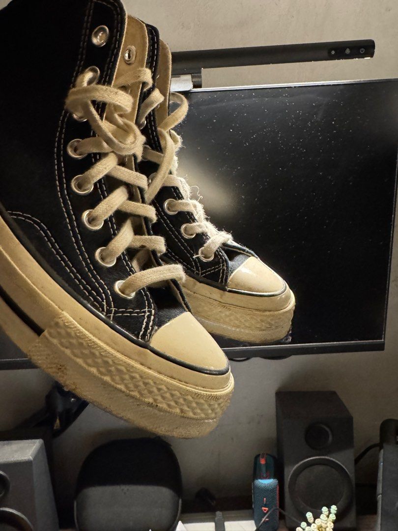 Chuck 70s | Size 7 Mens | Barely used (Category: Sneakers) located in San Pedro. Submitted by hello.nico (Listing ID 1423263746, Image 2). Description: Converse Size 7 UK 7 EUR 40 25.5 CM RFS: Decluttering. No longer using..
