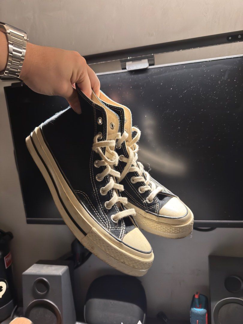 Chuck 70s | Size 7 Mens | Barely used (Category: Sneakers) located in San Pedro. Submitted by hello.nico (Listing ID 1423263746, Image 1). Description: Converse Size 7 UK 7 EUR 40 25.5 CM RFS: Decluttering. No longer using..