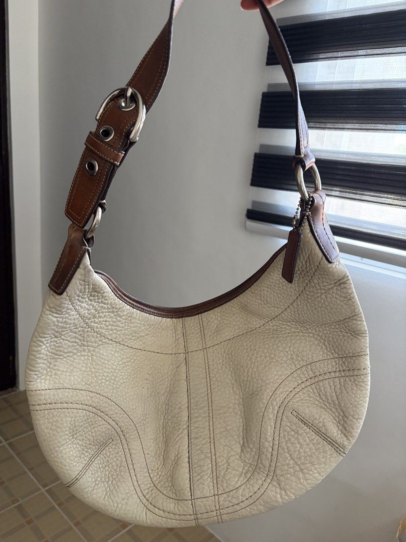 Coach Hampton Hobo Bag in Pebbled Leather (Category: Luxury Bags & Wallets) located in Las Pinas. Submitted by ynalcx (Listing ID 1423320569, Image 1). Description: - RFS: Impulse buy - Bought here on Carousell - I only used it twice - Medium size.