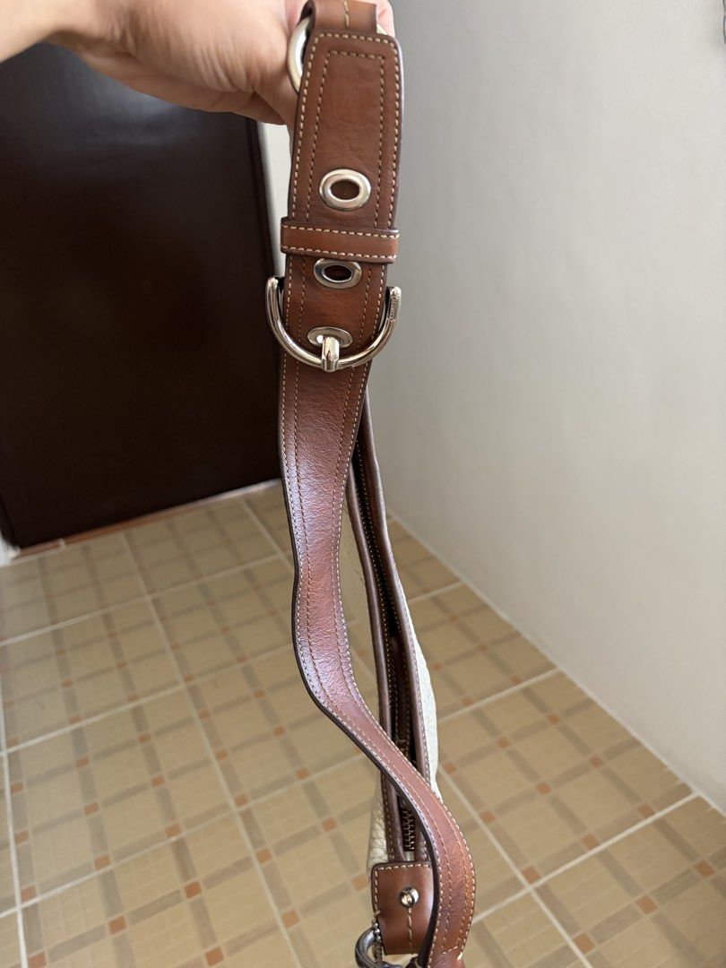 Coach Hampton Hobo Bag in Pebbled Leather (Category: Luxury Bags & Wallets) located in Las Pinas. Submitted by ynalcx (Listing ID 1423320569, Image 3). Description: - RFS: Impulse buy - Bought here on Carousell - I only used it twice - Medium size.