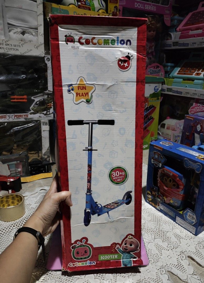 Cocomelon Scooter 🛴 (Category: Kids Toys) located in Las Pinas. Submitted by gail_05 (Listing ID 1423368720, Image 2). Description: issue : Dented Box only ! - 4y and up - 30kg weight limit - Fold and lock system - Adjustable height - Secured streering angle rear brake - child friendly hand grips 📢Are you Looking for Affordable Toys /Kids wear and Baby stuffs 💯 ✅ We Sell Brand-new Mall pull out toys ,kids wear and baby stuffs. 📱 Dm o check ny