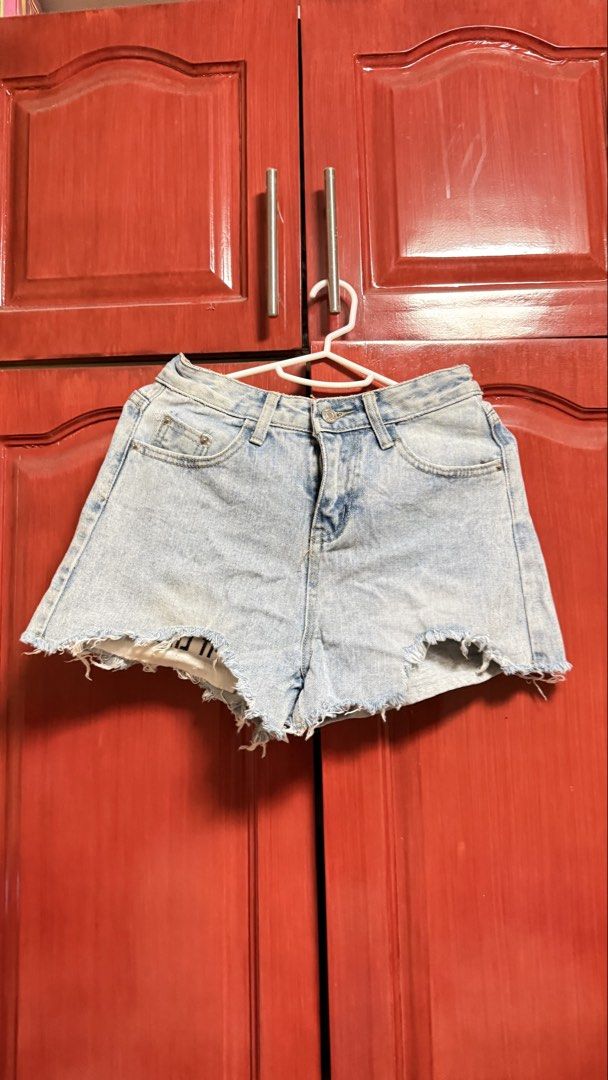 Denim shorts (Category: Shorts) located in Amadeo. Submitted by beaflr (Listing ID 1423406808, Image 1). Description: Size 26-27 .