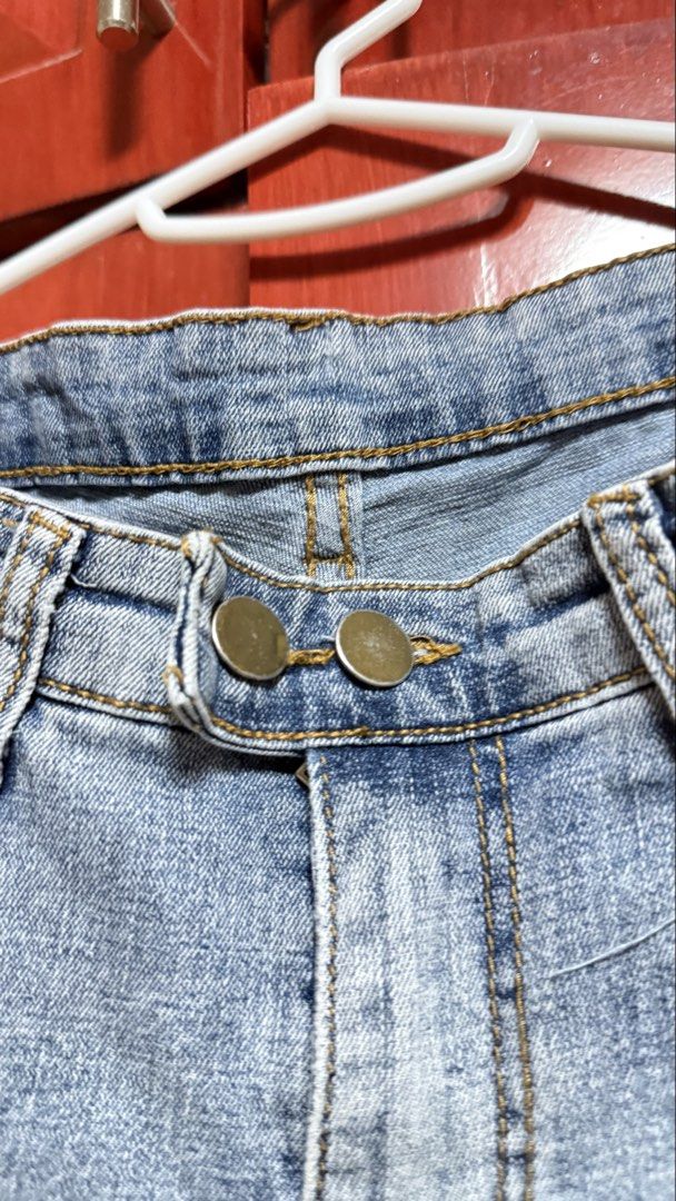 Denim Shorts (Category: Shorts) located in Amadeo. Submitted by beaflr (Listing ID 1423406804, Image 3). Description: Size 26-27 Manipis lang .