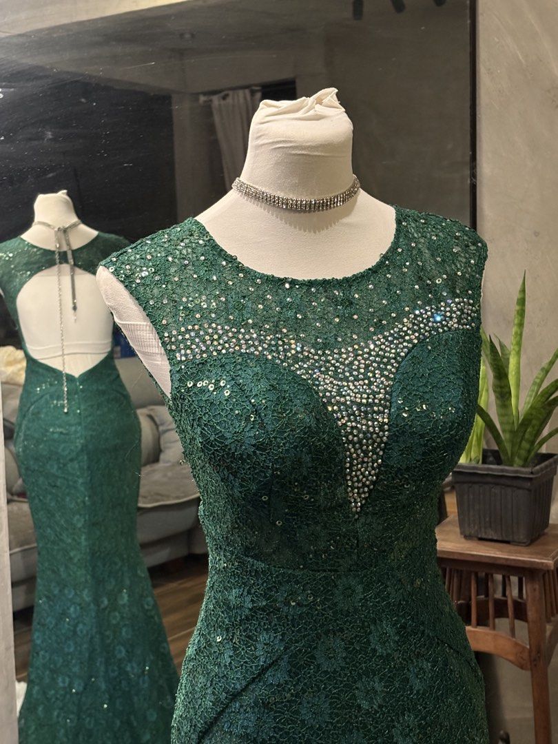 Emerald green mermaid gown (Category: Evening dresses & gowns) located in Marikina City. Submitted by gentle_me27 (Listing ID 1423366602, Image 2). Description: Emerald Green Mermaid Gown A beautiful fitted gown with lace and subtle bead details on the bodice for a soft sparkle. It features a flattering mermaid cut that hugs the body and flows elegantly at the hem. The open-back design adds a touch of drama and sophistication — perfect for prom, 