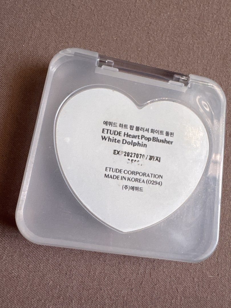 Etude Heart Pop Blusher White Dolphin (Category: Makeup) located in Las Pinas. Submitted by jenlagura0215 (Listing ID 1423290219, Image 2). Description: - Etude Heart Pop Blusher in White Dolphin - Heart-shaped compact with clear lid - Shimmery white blush color - Expiration Date: July 1, 2027 - Made in Korea Lam ko face out na sya sa etude Maganda sya pdeng highlighter sa face and body.