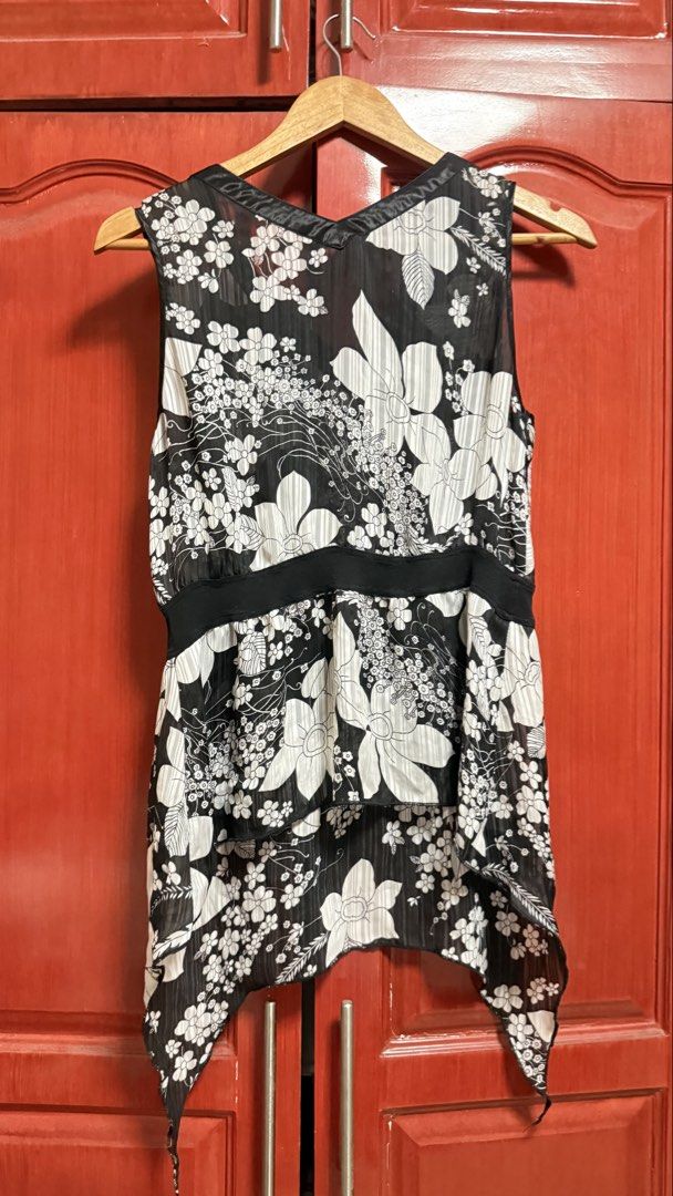 Floral Sleeveless Top (Category: Sleeveless) located in Amadeo. Submitted by beaflr (Listing ID 1423406805, Image 2). Description: Can fit a Medium Manipis lang.