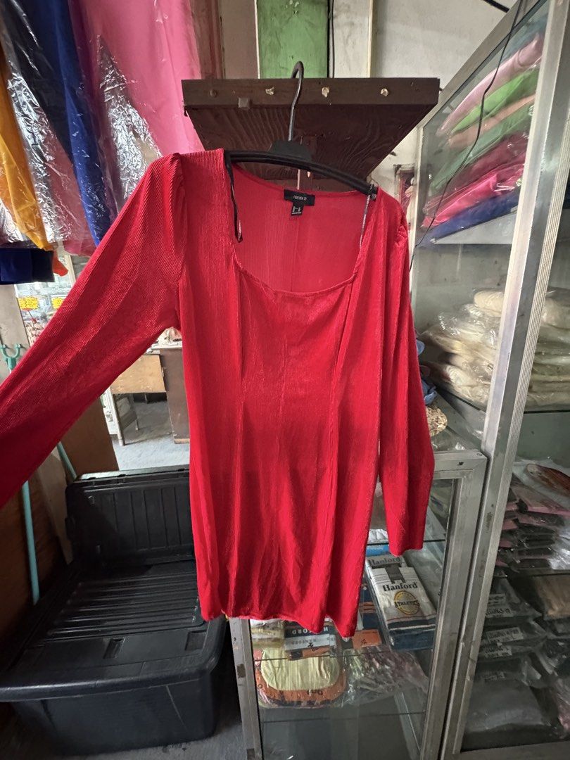 Forever 21 Red Long Sleeve Dress (Category: Longsleeves) located in Rizal. Submitted by heyninya (Listing ID 1423332206, Image 2). Description: - Forever 21 Dress - Color: Red - Features: Long sleeves, square neckline - Fabric: Textured - Condition: Gently used best fit for xl to 2x frame ✨.
