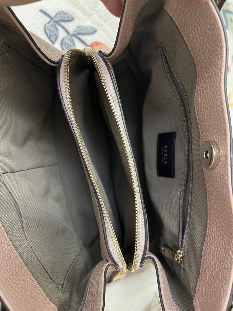 Furla Daphne Hobo bag (Category: Luxury Bags & Wallets) located in Pasig City. Submitted by cacadoodledoo (Listing ID 1423366124, Image 3). Description: - Furla Daphne Hobo 2-way - With sling - With Dustbag and card - Negotiable.