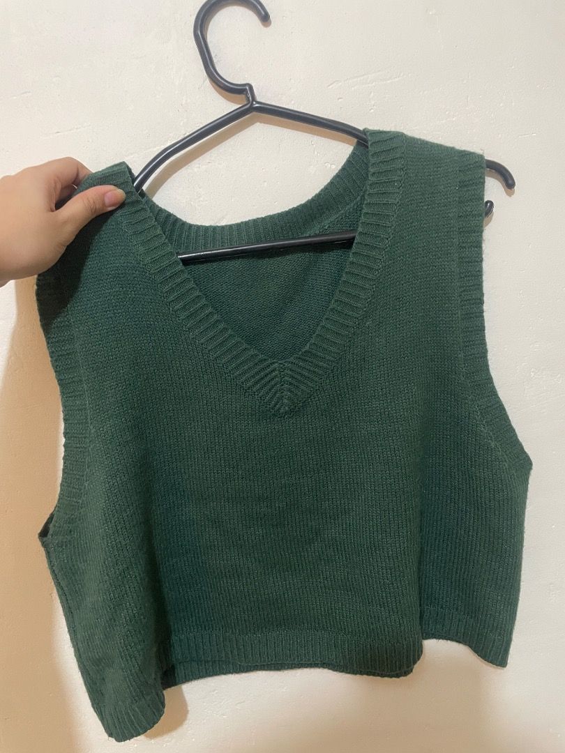 Green V-Neck Vest (Category: Vests) located in Cebu City. Submitted by junneichan (Listing ID 1423412708, Image 1). Description: - Dark green V-neck vest - Sleeveless design - Ribbed hem - Knitted material - Cropped length.