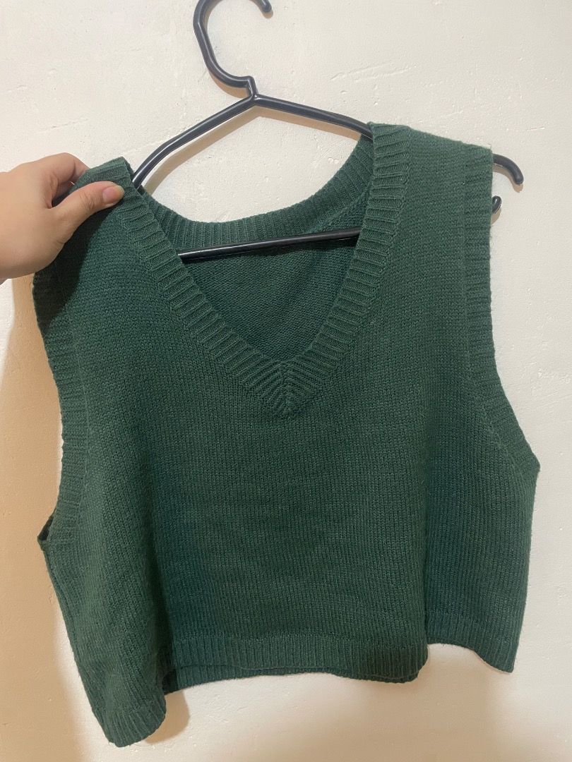 Green V-Neck Vest (Category: Vests) located in Cebu City. Submitted by junneichan (Listing ID 1423412708, Image 2). Description: - Dark green V-neck vest - Sleeveless design - Ribbed hem - Knitted material - Cropped length.
