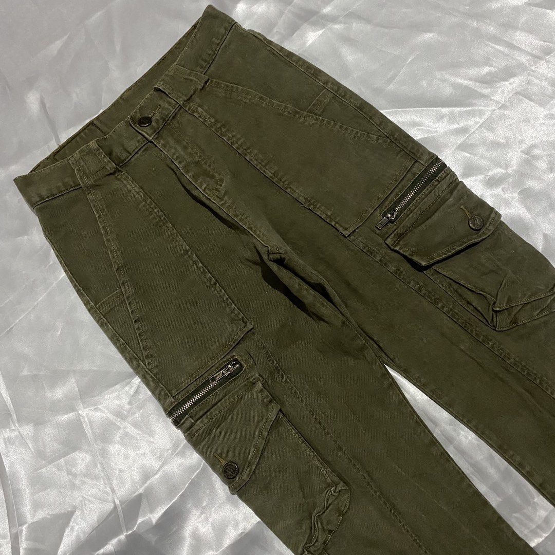 Grunge Multi Pocket Flared Pants (Category: Jeans) located in Calamba. Submitted by vxd3.store (Listing ID 1423342162, Image 3). Description: Grunge Multi Pocket Flared Pants Waist 28 Length 39.5 Leg Open 9.5 Thigh 10.5 Rise 11 -good condition -no issue -need wash .