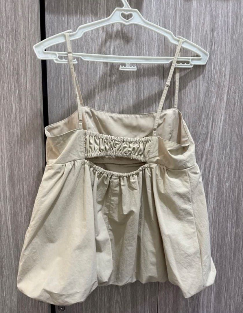 GU by Uniqlo Bubble Hem Top Beige (Category: Sleeveless) located in Binan City. Submitted by vintagedrops (Listing ID 1423375593, Image 3). Description: Medium.