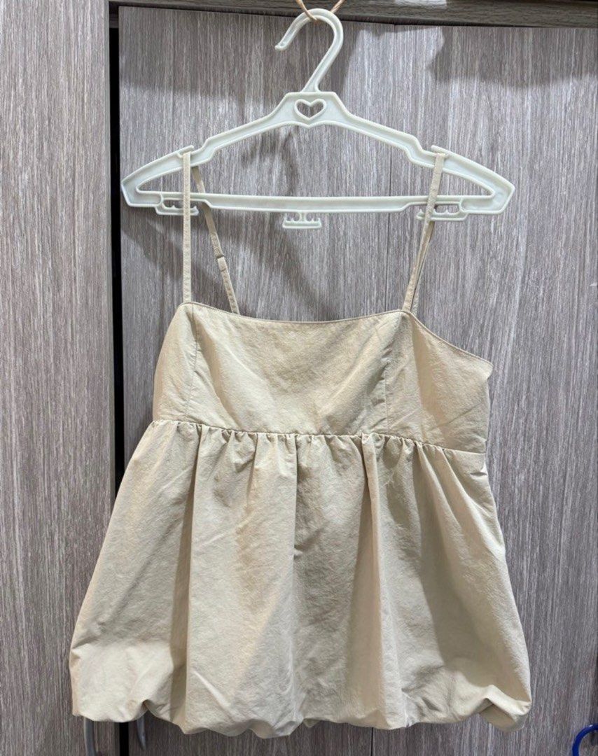 GU by Uniqlo Bubble Hem Top Beige (Category: Sleeveless) located in Binan City. Submitted by vintagedrops (Listing ID 1423375593, Image 2). Description: Medium.