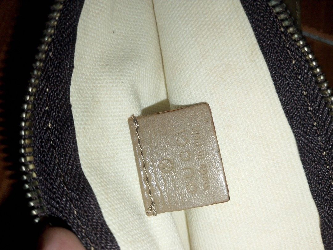 Gucci Leather Wallet (Category: Luxury Bags & Wallets) located in Quezon City. Submitted by jonathan_ilog18 (Listing ID 1423286909, Image 1). Description: Authentic Gucci leather wallet. Features zip closure, wrist strap, and fabric lining. Includes Gucci logo and "Made in Italy" tag. Neutral color..