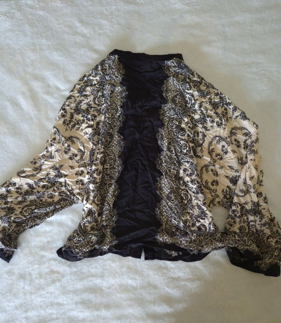 H&M Bohemian Print Kimono (Category: Coats, Jackets and Outerwear) located in Paranaque City. Submitted by hbd1233 (Listing ID 1423336523, Image 2). Description: - Bohemian print kimono - Features a black center panel - Wide sleeves - Lightweight and flowy fabric - Relaxed fit - Versatile for layering - Perfect for casual or dressy outfits.