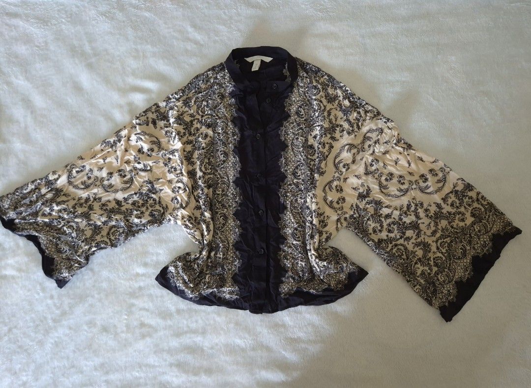 H&M Bohemian Print Kimono (Category: Coats, Jackets and Outerwear) located in Paranaque City. Submitted by hbd1233 (Listing ID 1423336523, Image 1). Description: - Bohemian print kimono - Features a black center panel - Wide sleeves - Lightweight and flowy fabric - Relaxed fit - Versatile for layering - Perfect for casual or dressy outfits.