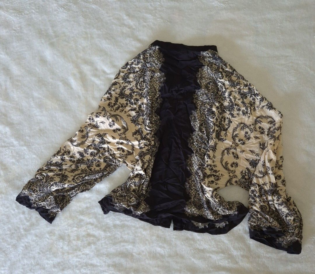 H&M Bohemian Print Kimono (Category: Coats, Jackets and Outerwear) located in Paranaque City. Submitted by hbd1233 (Listing ID 1423336523, Image 3). Description: - Bohemian print kimono - Features a black center panel - Wide sleeves - Lightweight and flowy fabric - Relaxed fit - Versatile for layering - Perfect for casual or dressy outfits.
