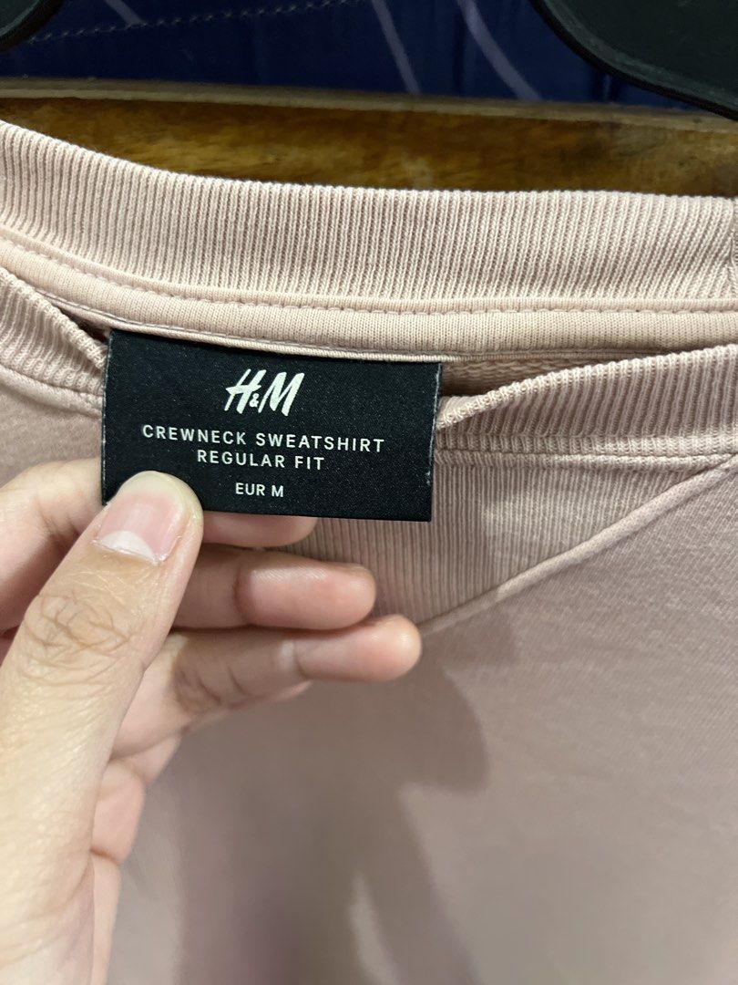 H&M Crewneck Sweatshirt - Regular Fit (Category: Coats, Jackets and Outerwear) located in Baguio. Submitted by rhyac (Listing ID 1423302987, Image 2). Description: - H&M crewneck sweatshirt - Light pink color - Size M - Regular fit - Classic crew neck - Soft fabric.