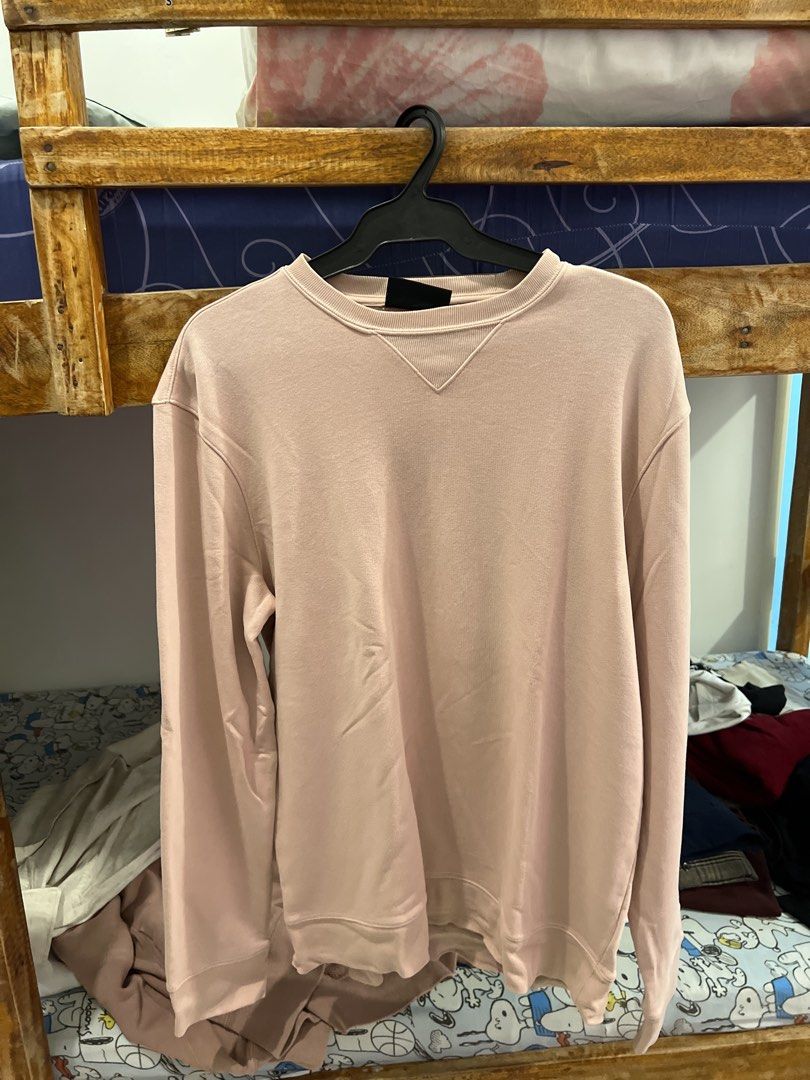 H&M Crewneck Sweatshirt - Regular Fit (Category: Coats, Jackets and Outerwear) located in Baguio. Submitted by rhyac (Listing ID 1423302987, Image 1). Description: - H&M crewneck sweatshirt - Light pink color - Size M - Regular fit - Classic crew neck - Soft fabric.