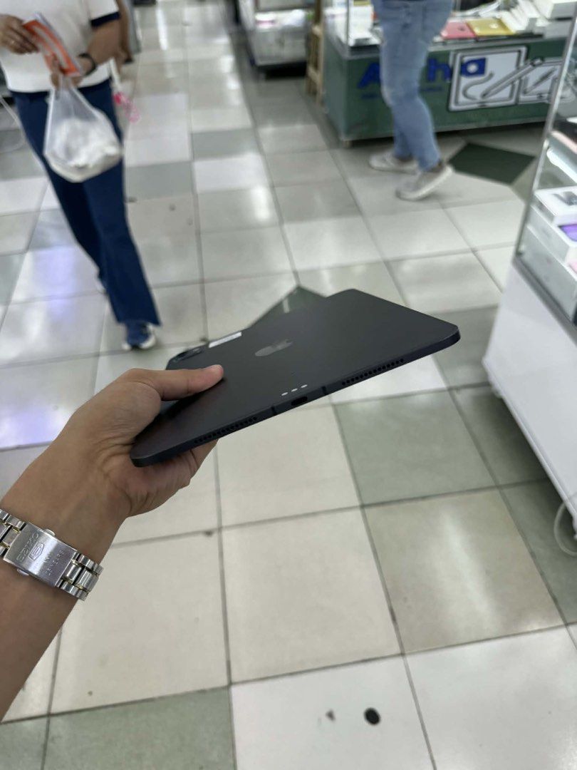 Ipad M4 Pro 256gb w/ cellular 100% batt (Category: iPad) located in San Juan City. Submitted by keannagadgetph (Listing ID 1423390044, Image 3). Description: Available Units for today's POST! Ipad Pro M4 / 256gb / Cellular / US Variant - any colors available (price may vary) - good condition - 98% Makinis - 100% battery - US Variant - No Repair ~ Accepting SWAP / TRADE IN / INSTALLMENT / BINTA UNIT ~ CASH ON DELIVERY METRO MANILA / LBC PAYMENT FI