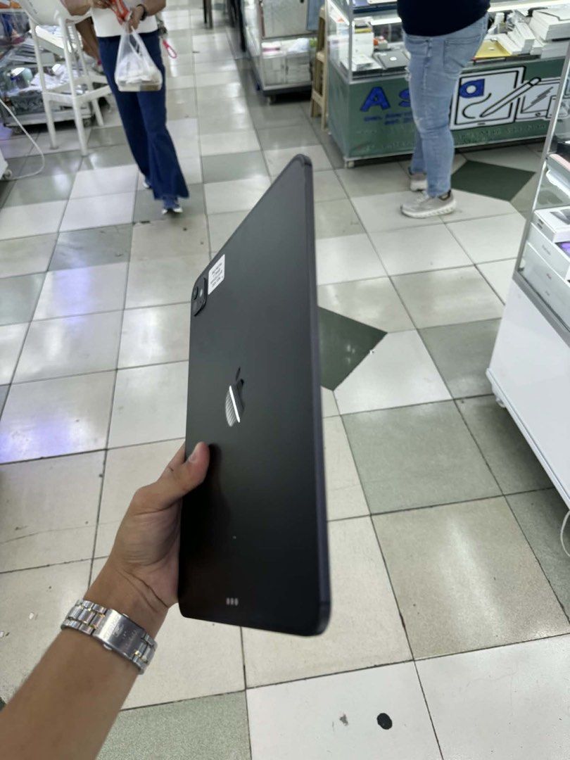 Ipad M4 Pro 256gb w/ cellular 100% batt (Category: iPad) located in San Juan City. Submitted by keannagadgetph (Listing ID 1423390044, Image 2). Description: Available Units for today's POST! Ipad Pro M4 / 256gb / Cellular / US Variant - any colors available (price may vary) - good condition - 98% Makinis - 100% battery - US Variant - No Repair ~ Accepting SWAP / TRADE IN / INSTALLMENT / BINTA UNIT ~ CASH ON DELIVERY METRO MANILA / LBC PAYMENT FI