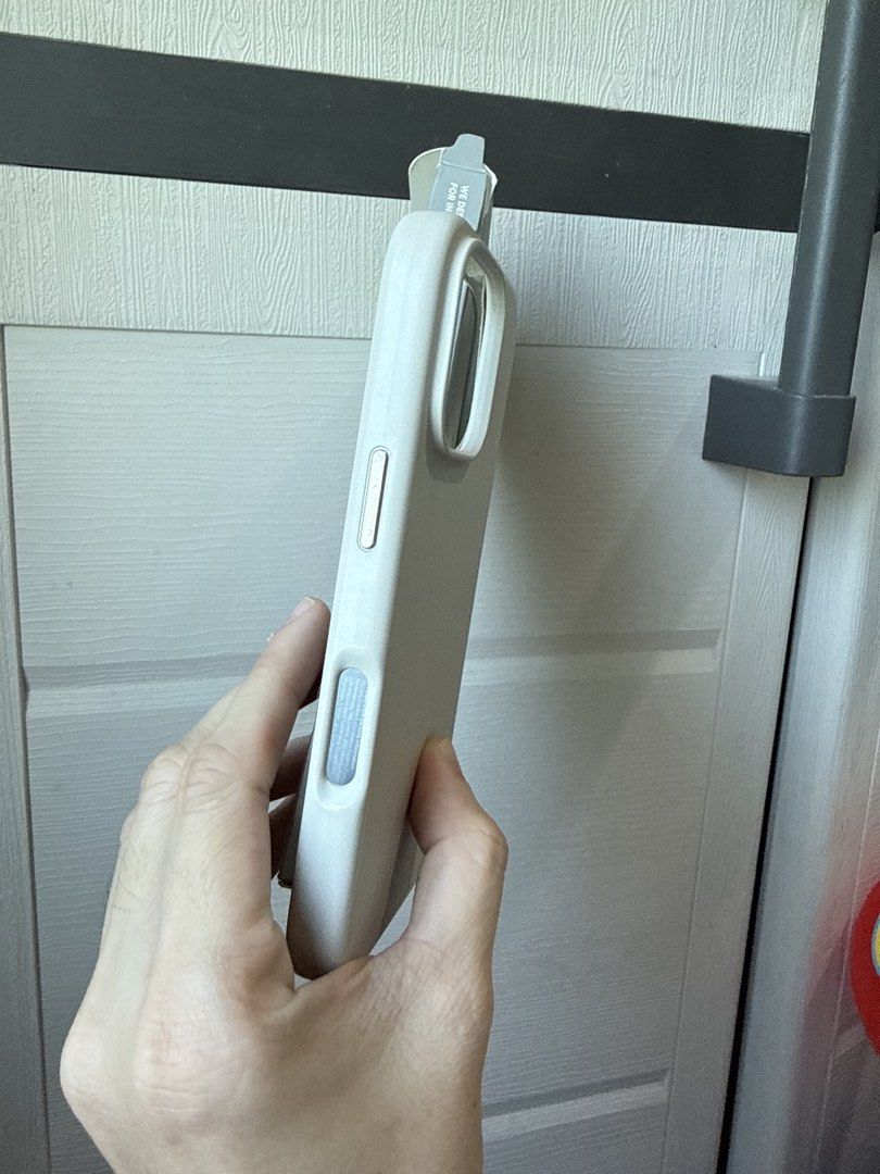 Iphone 16 Pro Elago Case (Category: Cases & Sleeves) located in San Fernando. Submitted by maindaysanik2x (Listing ID 1423299810, Image 3). Description: Preloved Bought from korea With minor usage Bought for ₱1499 Selling it for only ₱500 Stone in color.