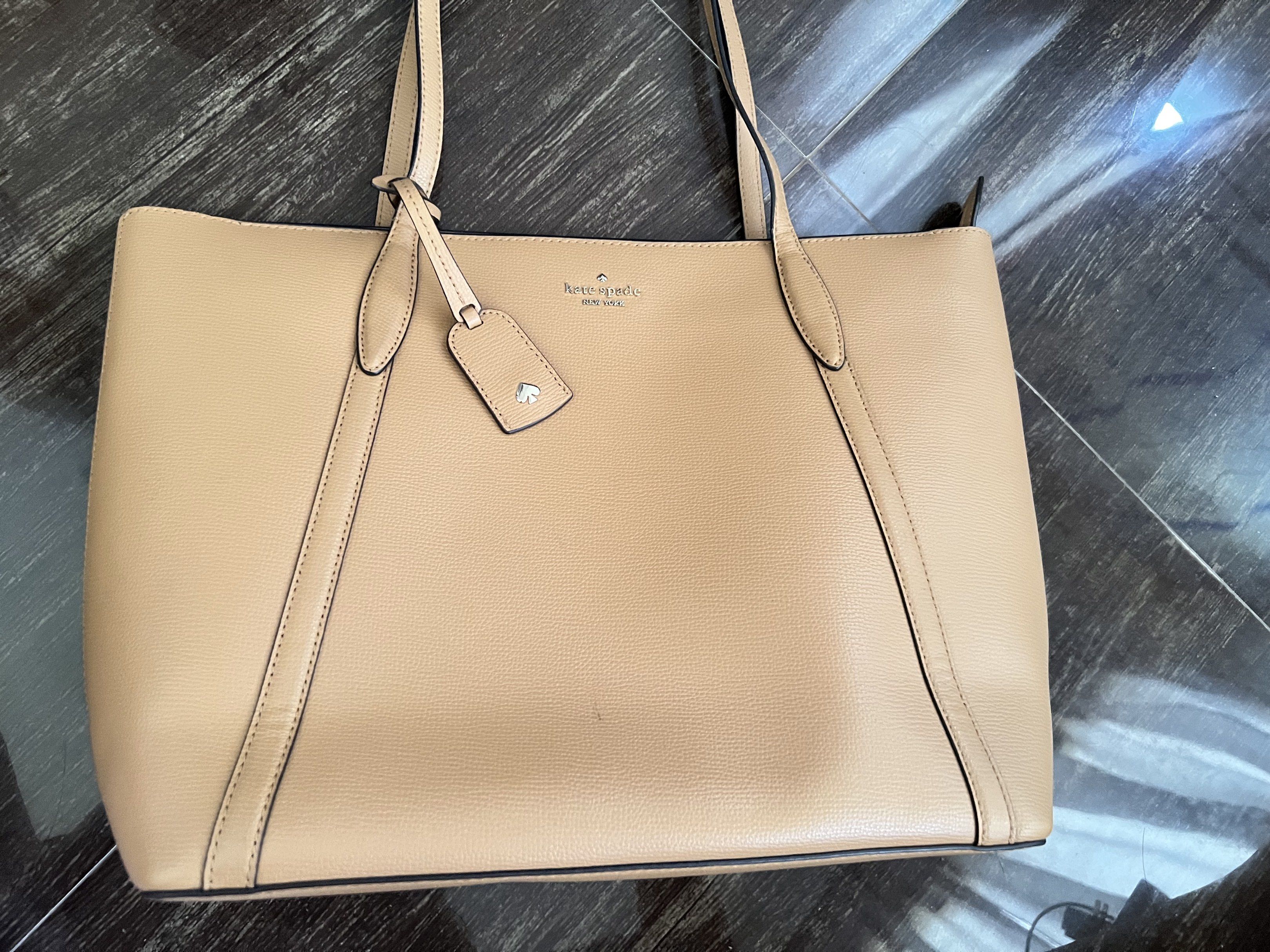 Kate Spade Cara Tote (Category: Tote Bags) located in Calamba. Submitted by _mrp_ (Listing ID 1423300071, Image 2). Description: .