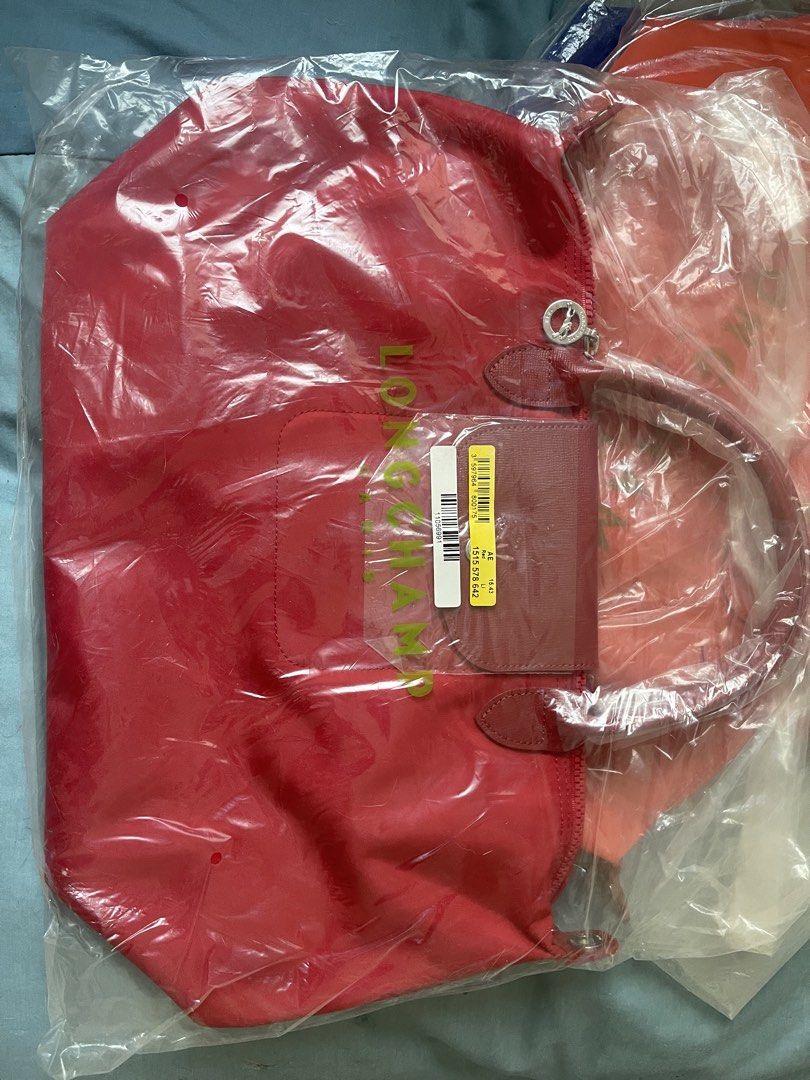 Longchamp le pliage large (Category: Shoulder Bags) located in Quezon City. Submitted by designerstuffph (Listing ID 1423427100, Image 3). Description: Authentic Rush Bnew.