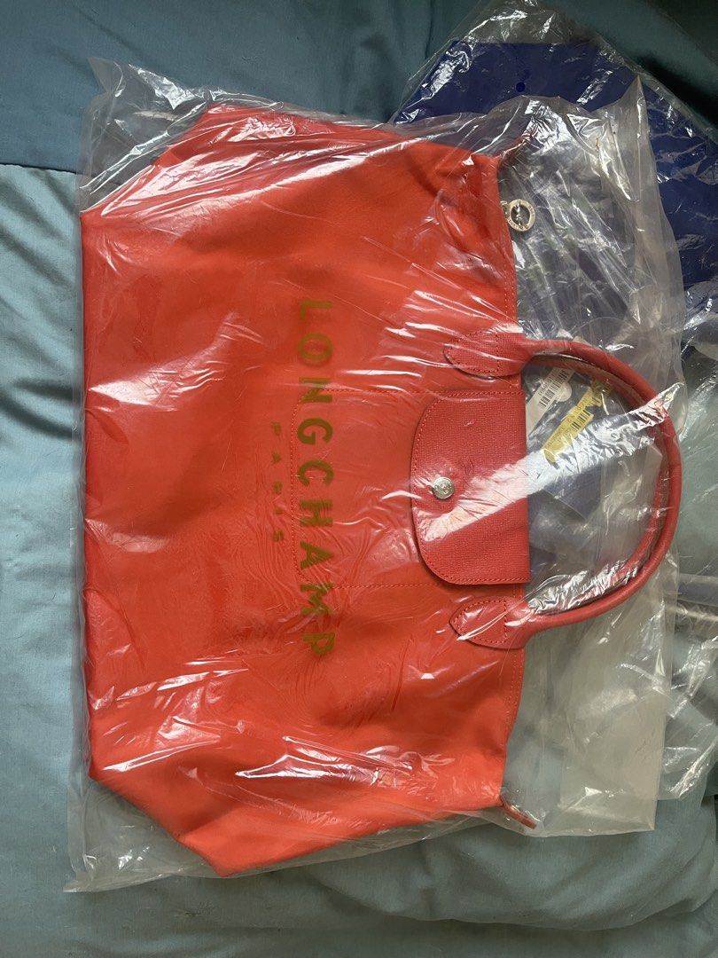 Longchamp le pliage large (Category: Shoulder Bags) located in Quezon City. Submitted by designerstuffph (Listing ID 1423427100, Image 2). Description: Authentic Rush Bnew.