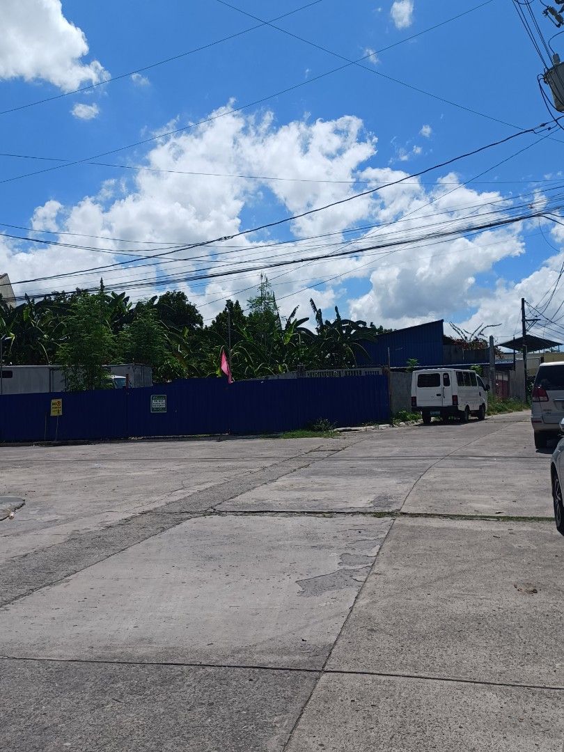 Lot for sale (Category: Lot) located in Caloocan City. Submitted by morelucky888 (Listing ID 1230418424, Image 2). Description: ✨️ Good for parking / warehouse 💌almost 400sqm ( 386 stated on title pero nasagad po ang pader/bakod sa road kaya lumaki) ✨️located inside subdivision ✨️ 2 gates both side ( west and south part) ✨️ corner can still be use as parking ✨️ wide street for big trucks ✨️ near sm fairview 🍀 2 big mall outside the subdivision 