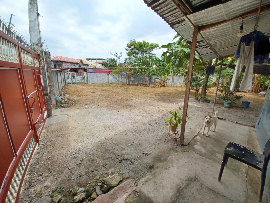 Lot for sale (Category: Lot) located in Caloocan City. Submitted by morelucky888 (Listing ID 1230418424, Image 3). Description: ✨️ Good for parking / warehouse 💌almost 400sqm ( 386 stated on title pero nasagad po ang pader/bakod sa road kaya lumaki) ✨️located inside subdivision ✨️ 2 gates both side ( west and south part) ✨️ corner can still be use as parking ✨️ wide street for big trucks ✨️ near sm fairview 🍀 2 big mall outside the subdivision 