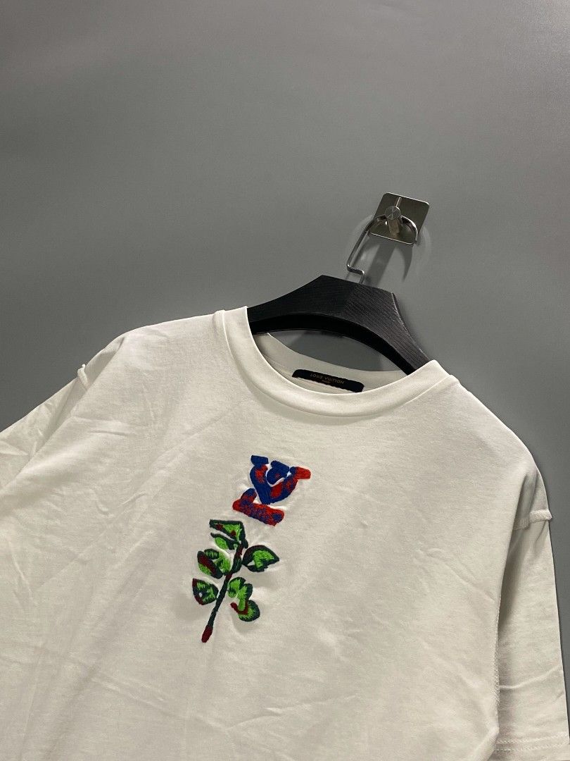 Louis Vuitton Embroidered White T-shirt (Category: Luxury Apparel) located in Mangaldan. Submitted by kendrops (Listing ID 1423300054, Image 2). Description: - Louis Vuitton T-shirt - White color with embroidered design - Classic crew neck and short sleeves - Size: M - Features a small Louis Vuitton label - Made in Italy.