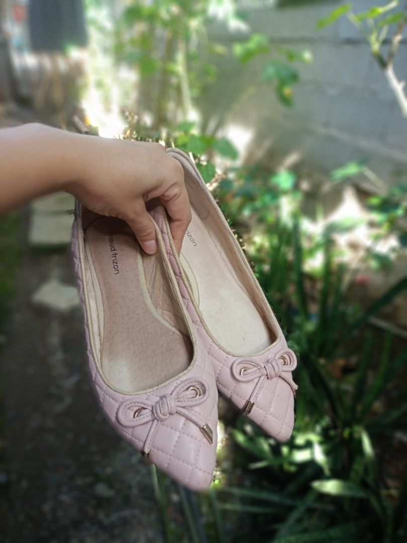 Maud Frizon Pink Flats (Category: Flats & Sandals) located in Davao. Submitted by cleo1812 (Listing ID 1423318382, Image 1). Description: - Maud Frizon pink flats - Quilted design with bow accents - Pointed toe - Some wear on soles - Classic and feminine style - Size indicated on sole - Perfect for everyday wear ‼️WELL USED ‼️WITH MINIMAL STAINS INSIDE NEED Thorough wash lang po PLEASE MANAGE YOUR EXPECTATIONS STILL IN GOOD CONDITION SHIPPING FEE
