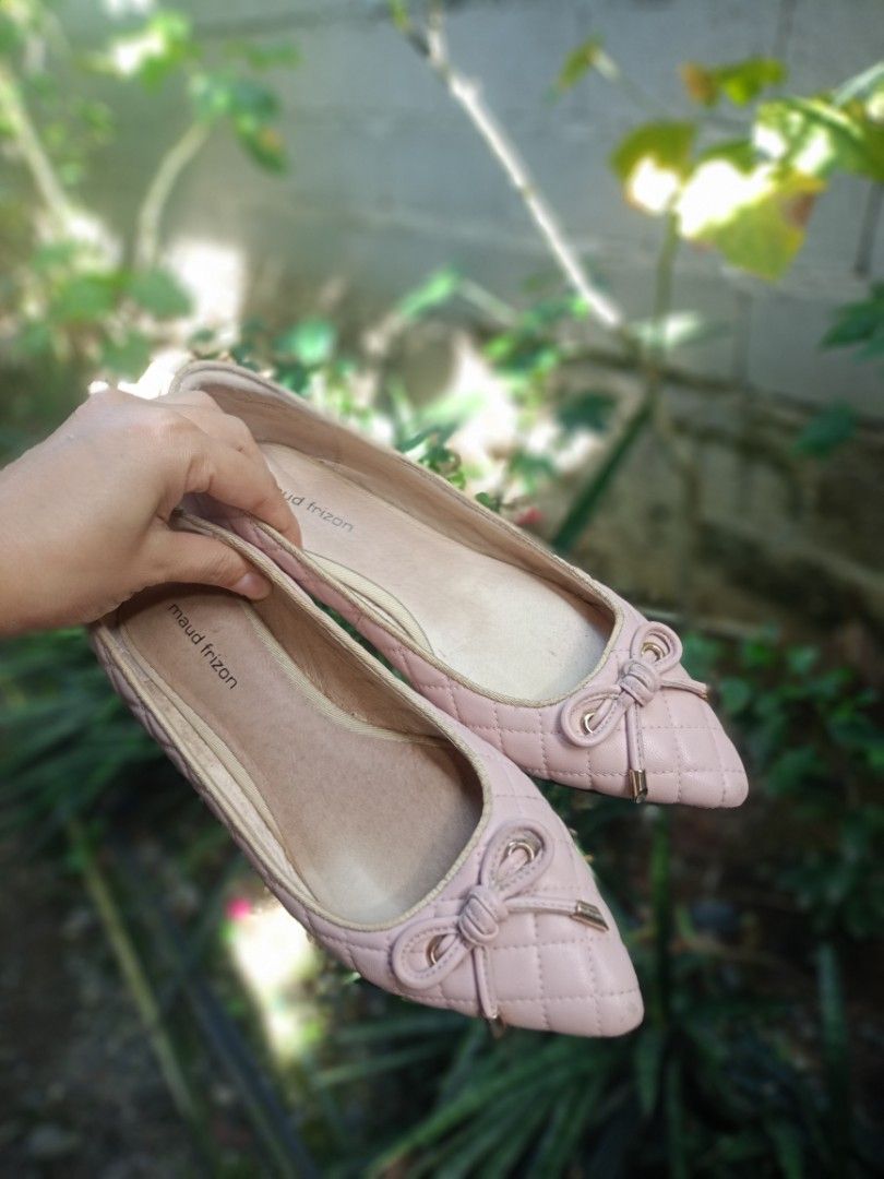 Maud Frizon Pink Flats (Category: Flats & Sandals) located in Davao. Submitted by cleo1812 (Listing ID 1423318382, Image 2). Description: - Maud Frizon pink flats - Quilted design with bow accents - Pointed toe - Some wear on soles - Classic and feminine style - Size indicated on sole - Perfect for everyday wear ‼️WELL USED ‼️WITH MINIMAL STAINS INSIDE NEED Thorough wash lang po PLEASE MANAGE YOUR EXPECTATIONS STILL IN GOOD CONDITION SHIPPING FEE